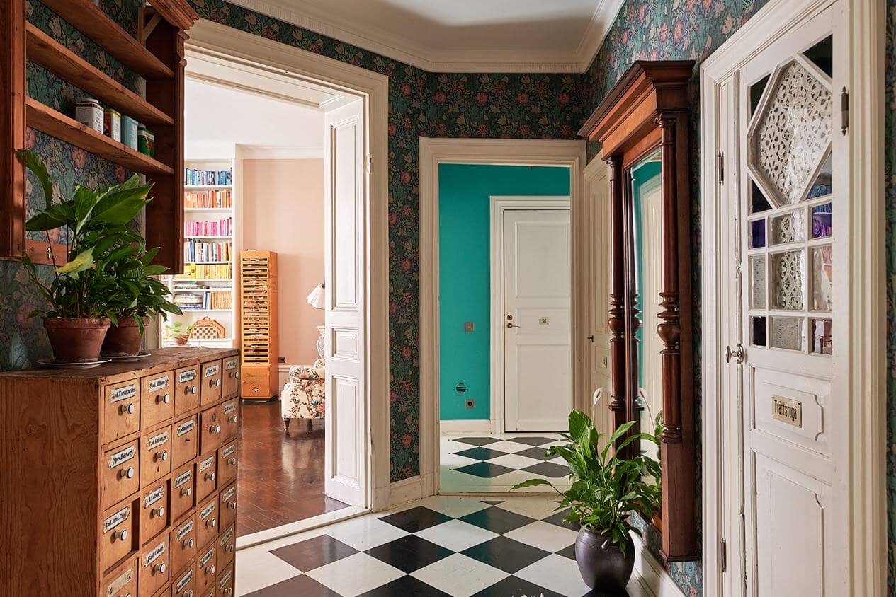 hallway-checkerboard-floor