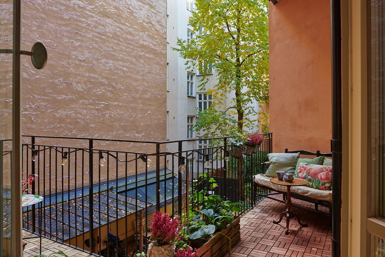 large-balcony-romantic-bedroom