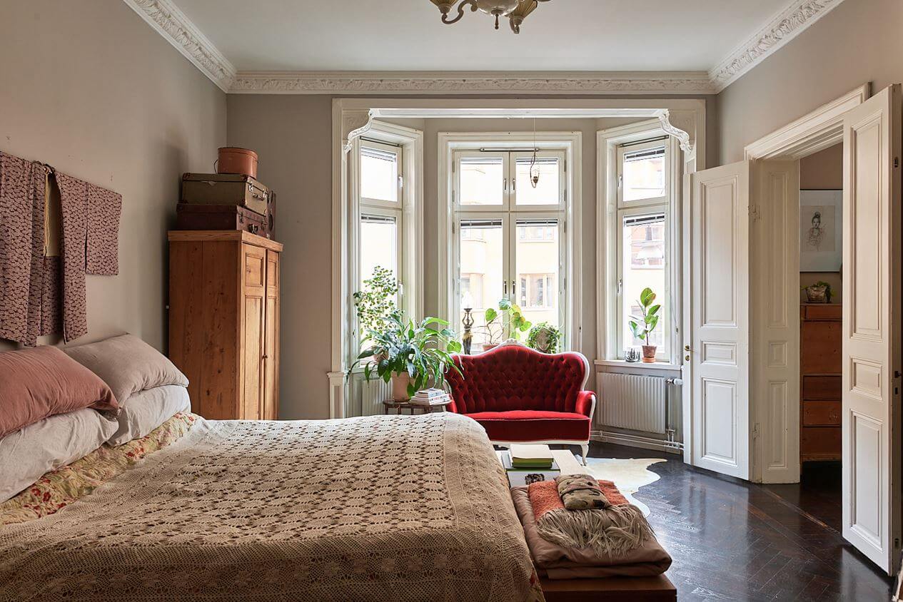 large-bedroom-bay-window