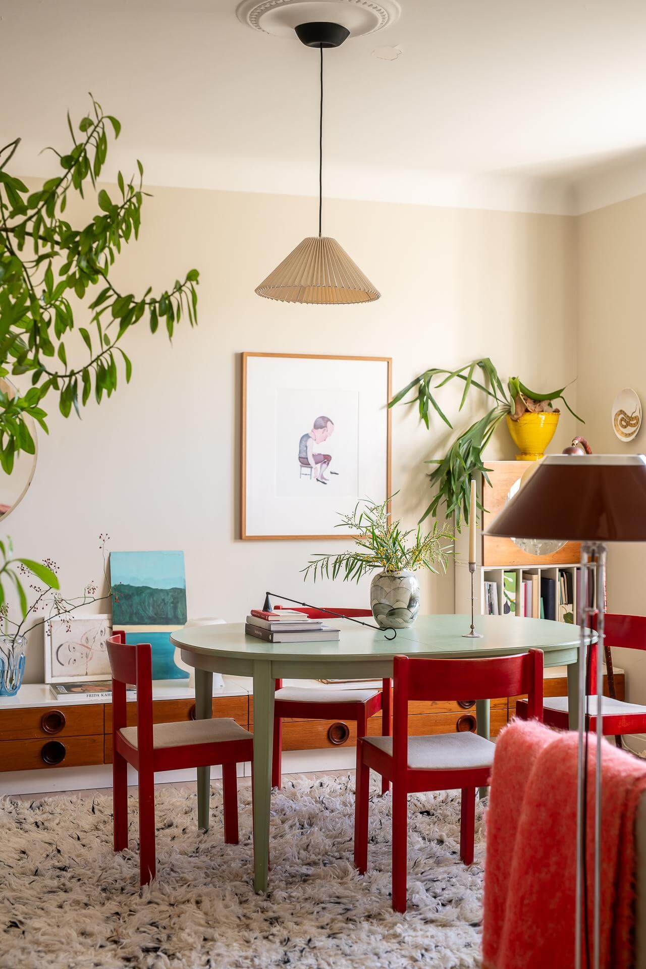 round-green-dining-table-beige-walls-nordroom