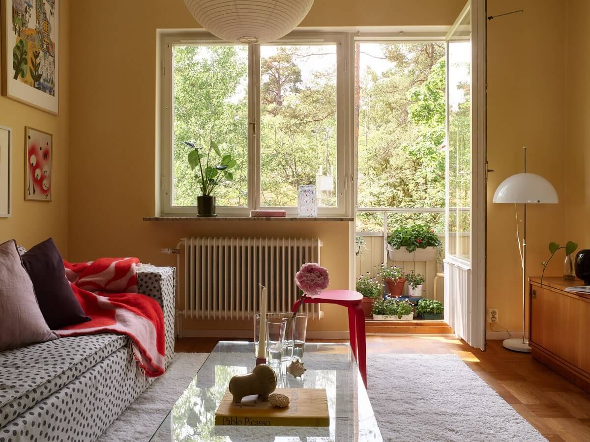 yellow-living-room-red-accents-nordorom