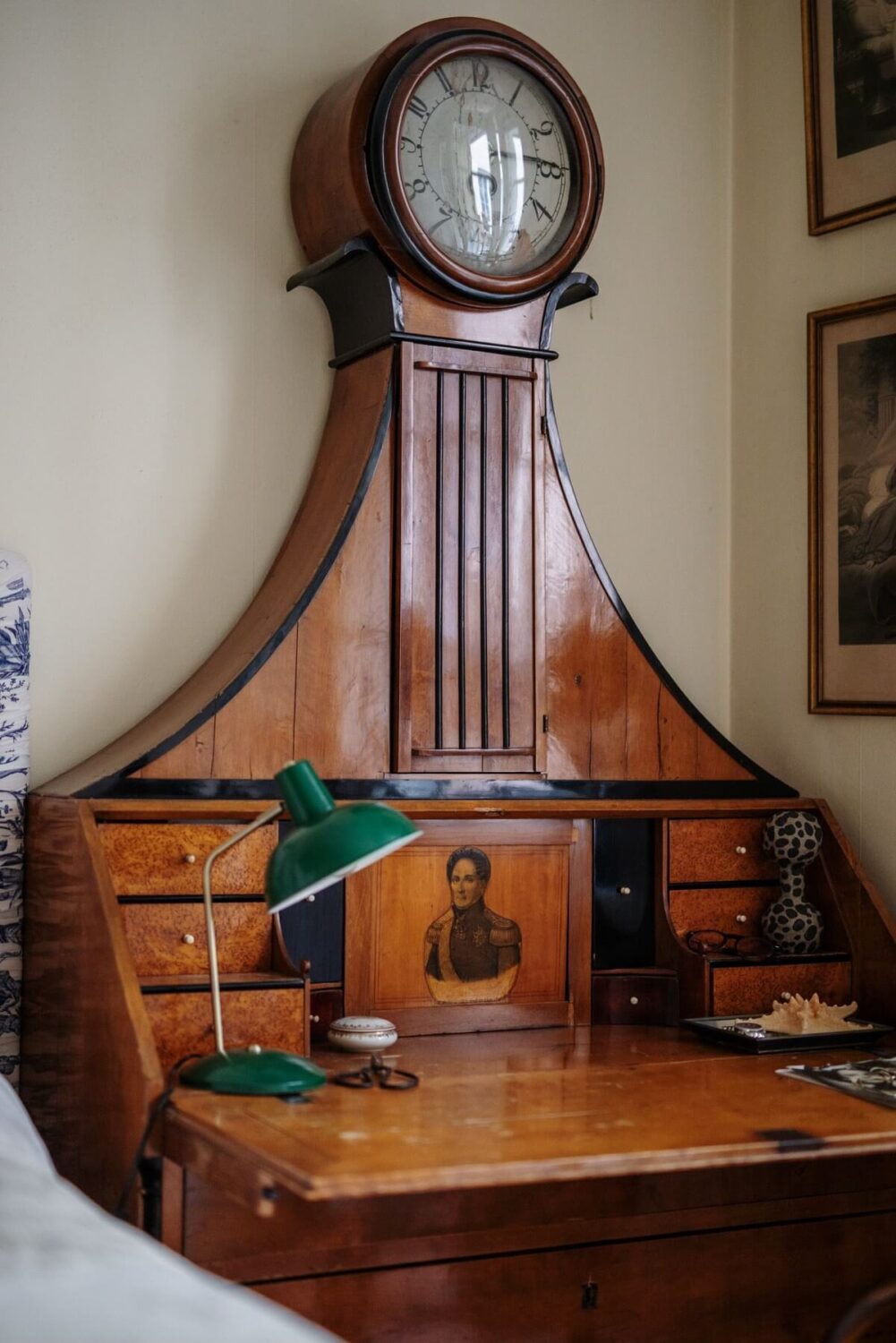 mesa antiga com relógio nordroom