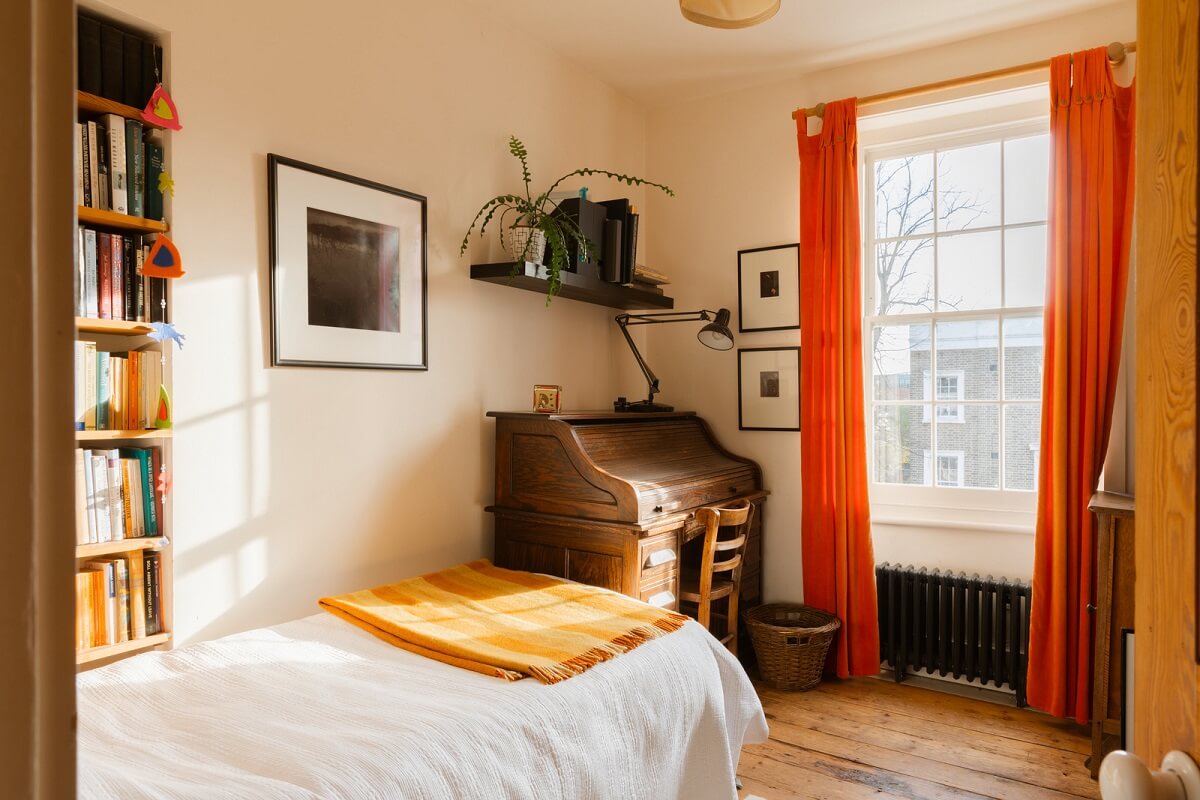 bedroom-orange-curtains