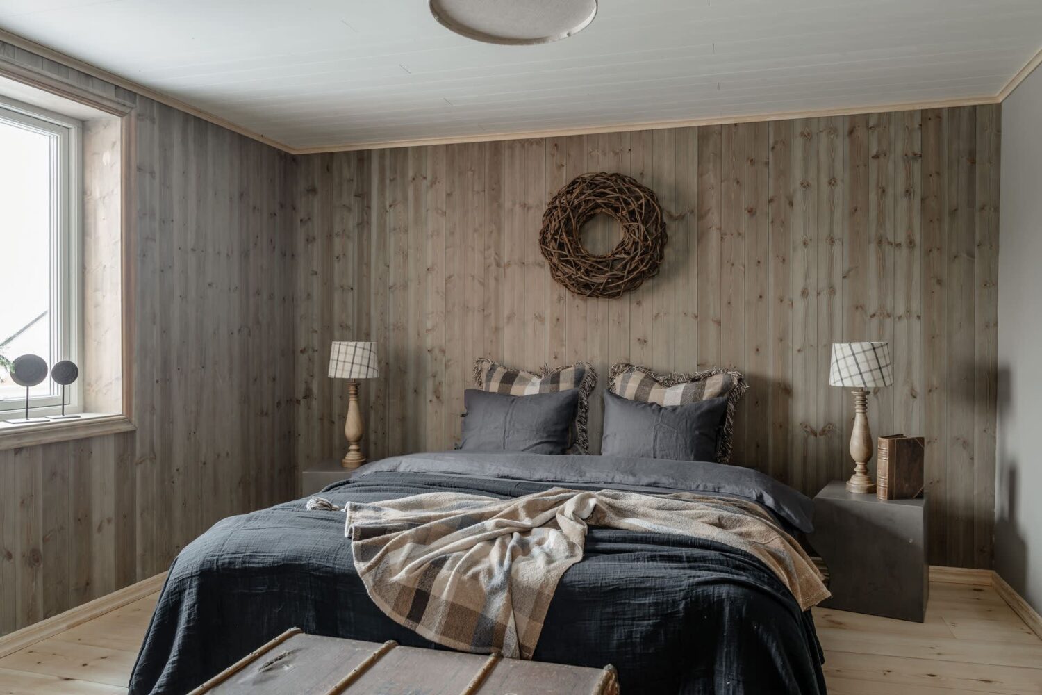 quarto-paredes-em-cama-de-madeira-cinza-nordroom