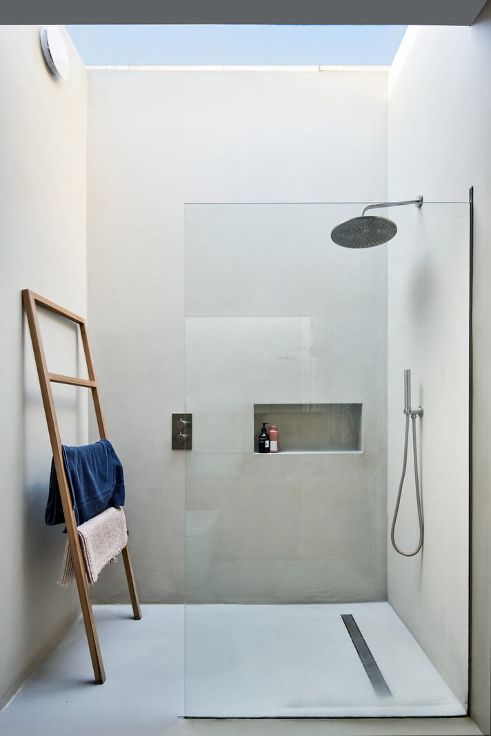 minimalistic-bathroom-shower-with-skylight-nordroom
