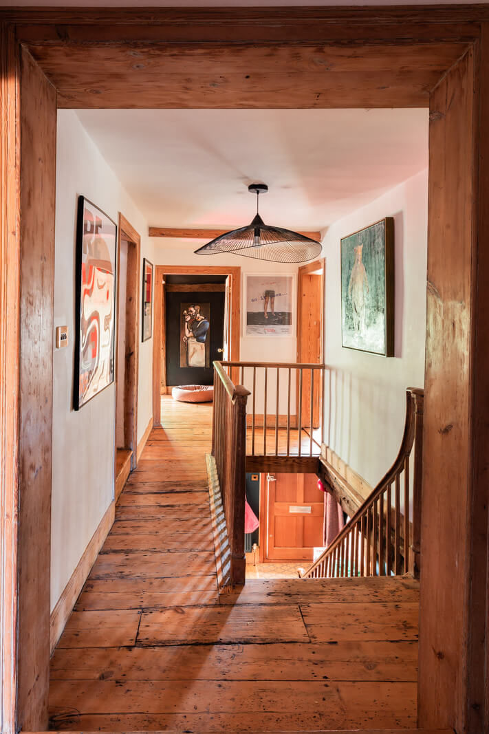 corredor com piso de madeira rústico