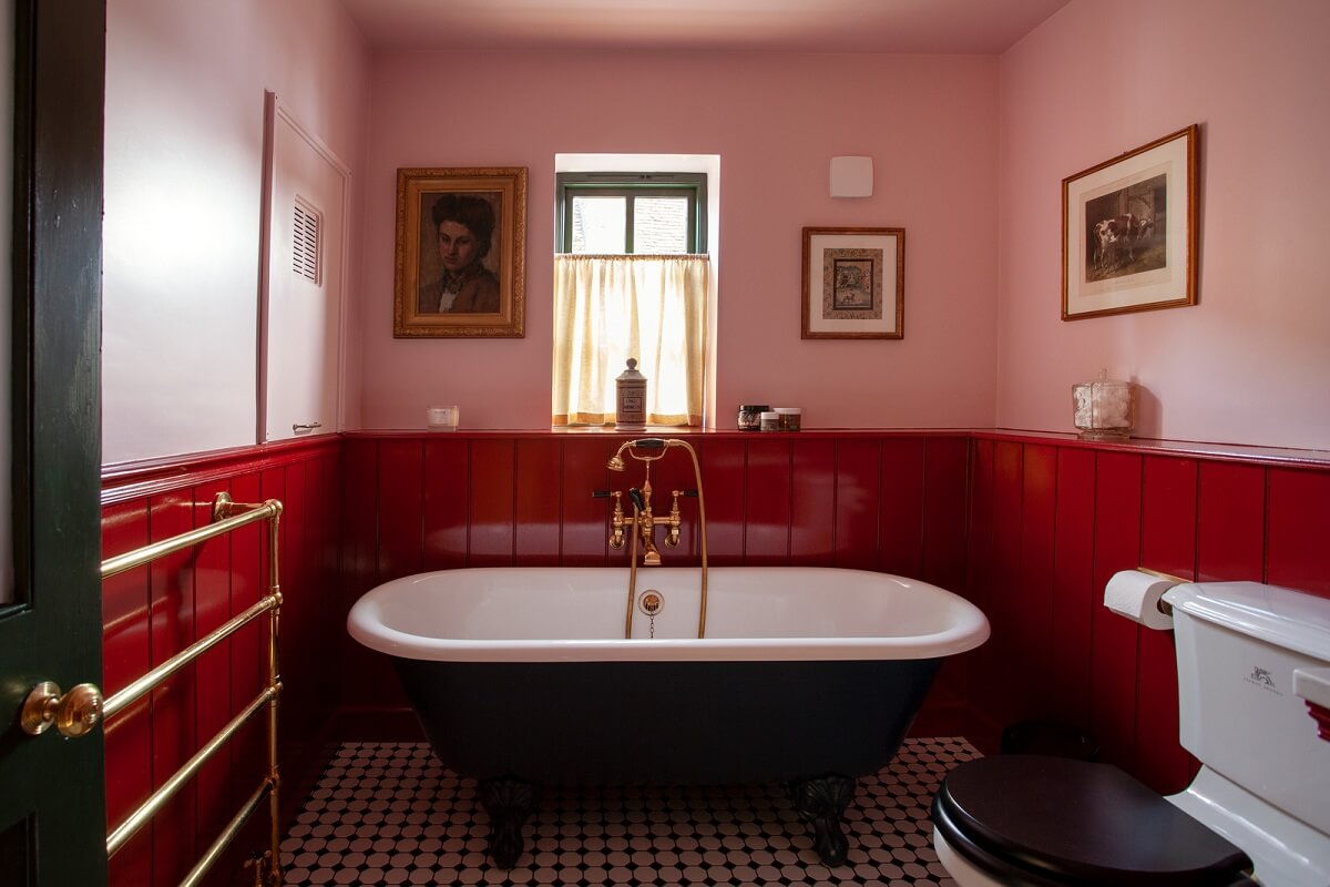 bathroom-pink-walls-hot-pink-woodwork-black-bath-nordroom