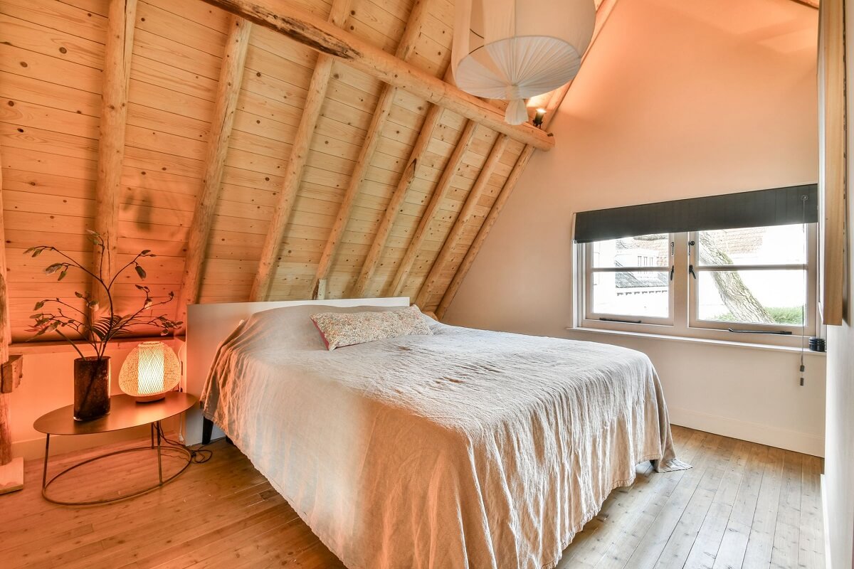 bedroom-slanted-wooden-ceiling-nordroom