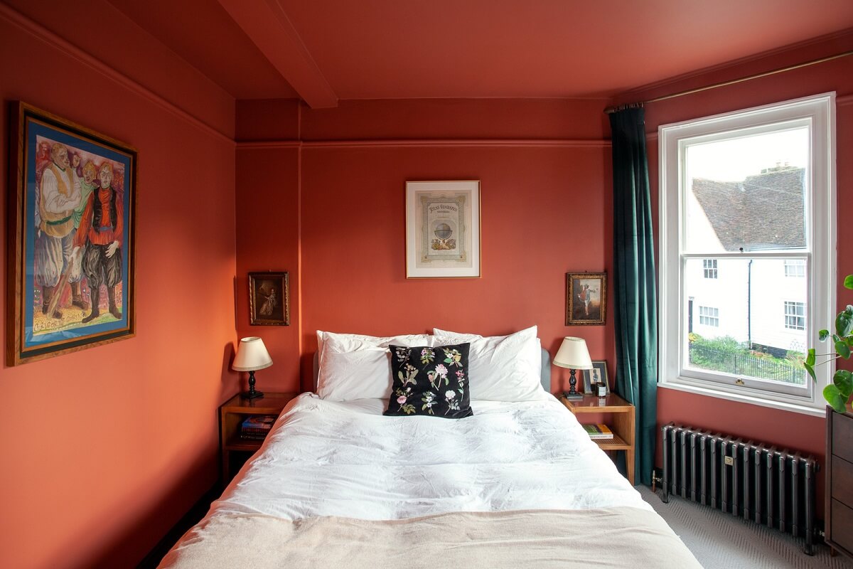 bedroom-with-orange-pink-walls-ceiling-nordroom