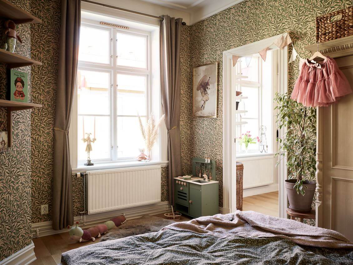 children bedroom green wallpaper bookshelves
