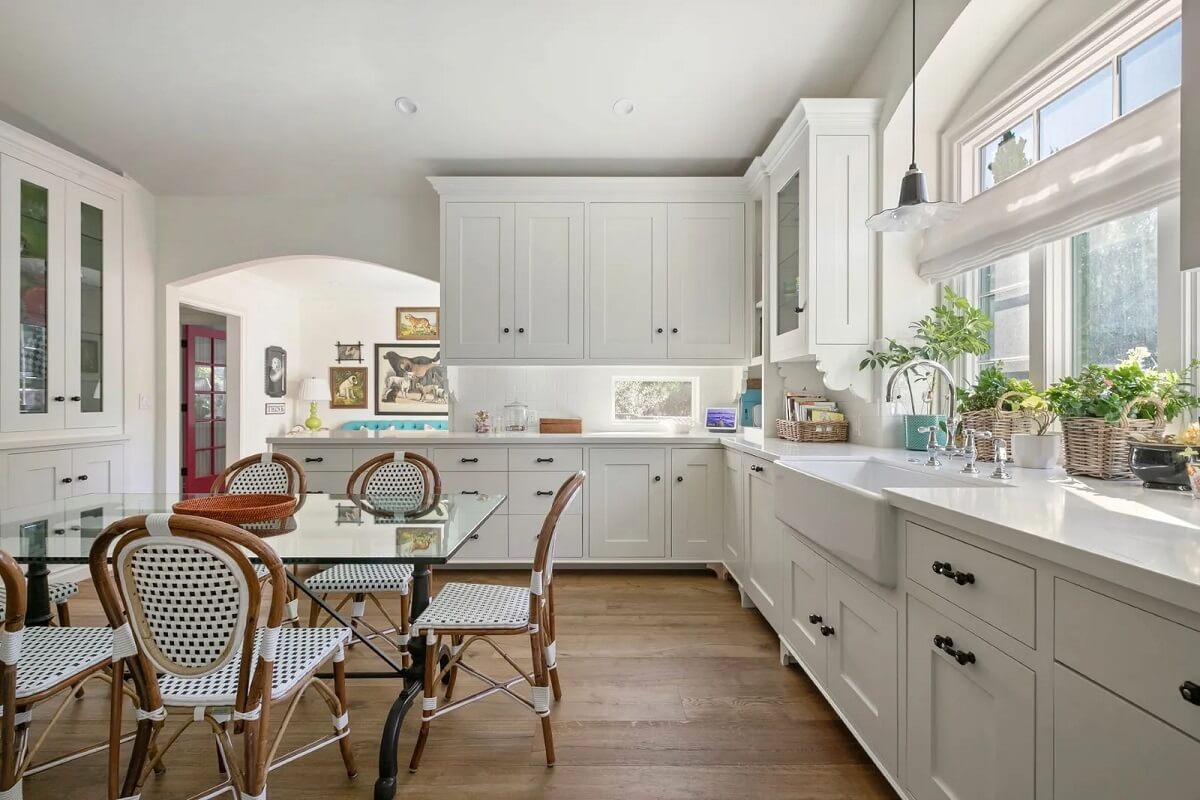 classic-white-kitchen-glass-dining-table-emma-stone-nordroom