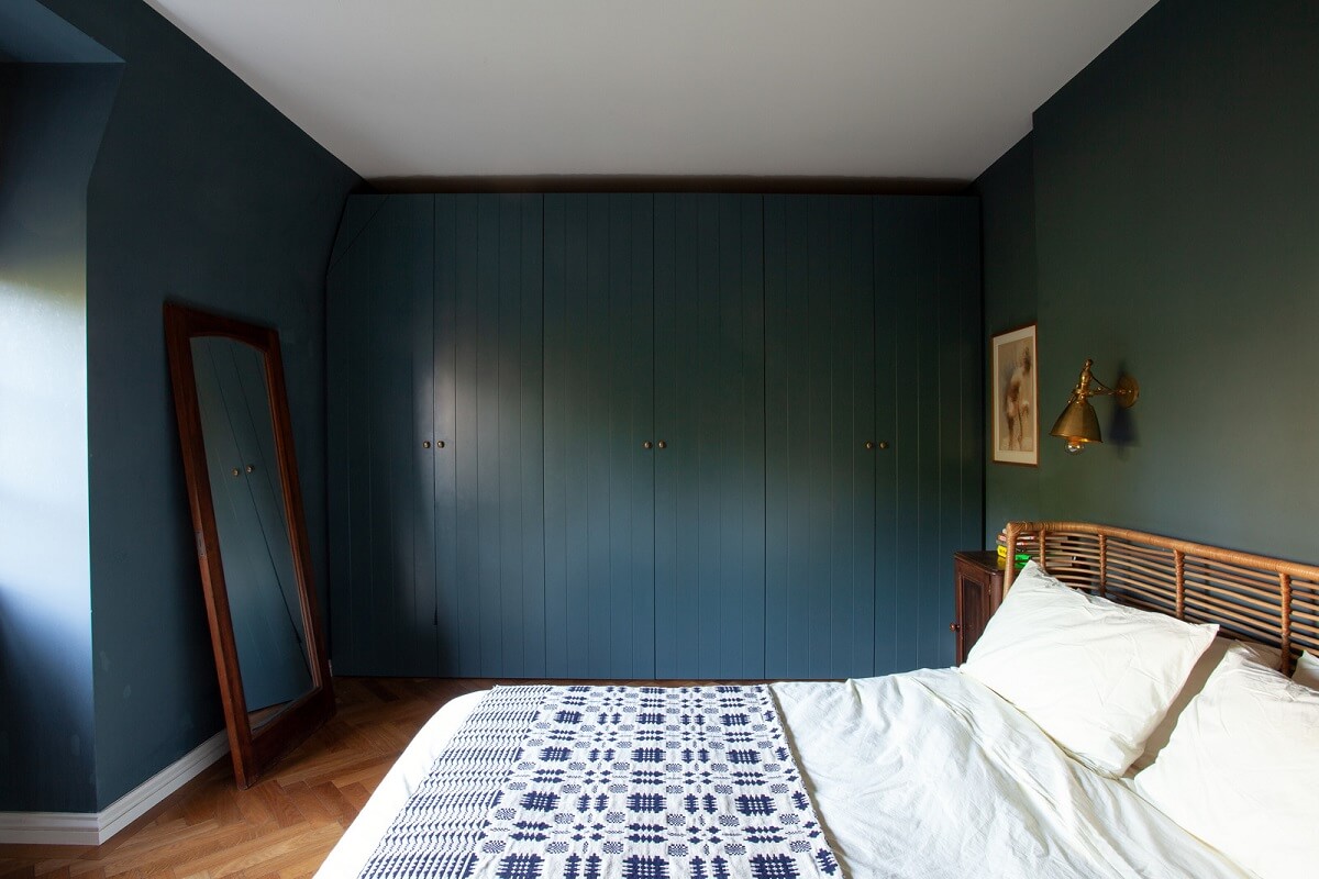 dark-blue-bedroom-built-in-wardrobes-nordroom