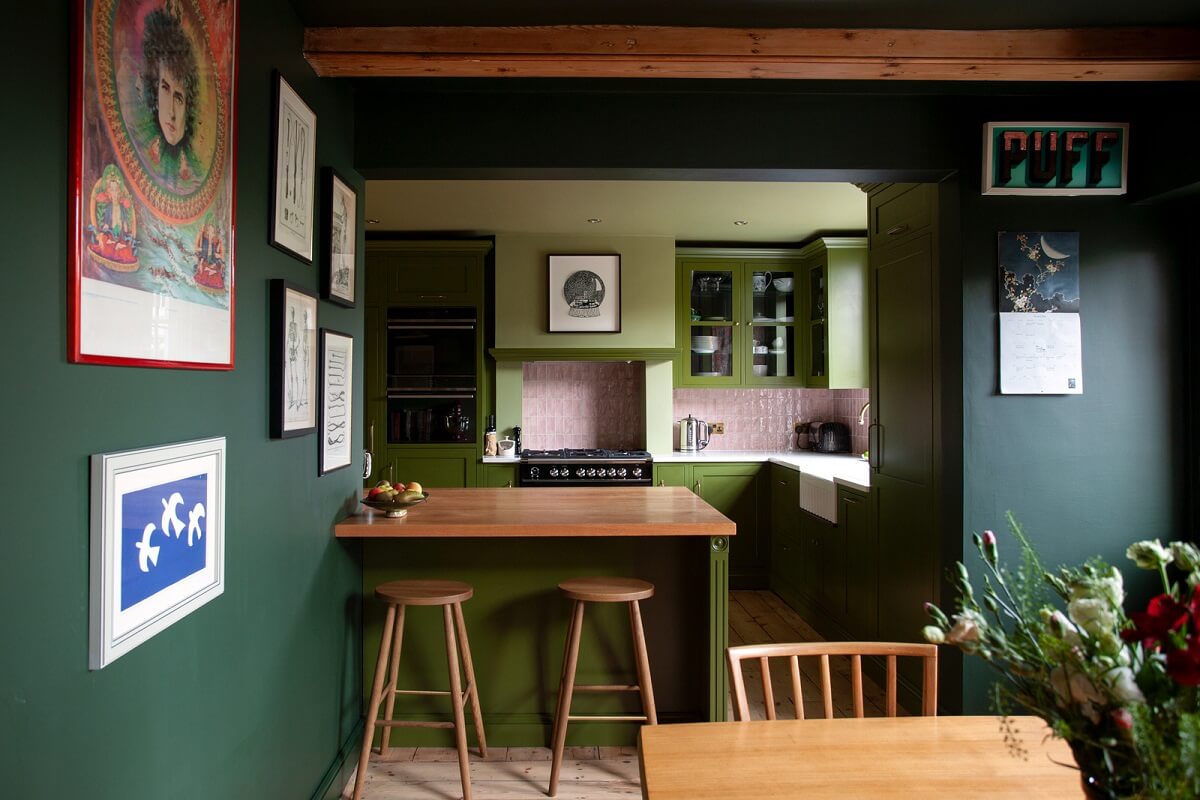 sala de jantar-verde-escuro-cozinha aberta-café da manhã-bar-nordroom