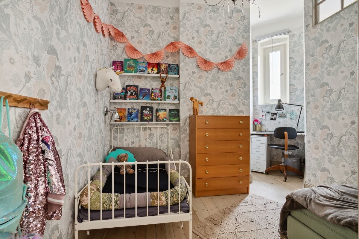 kids-bedroom-wallpaper-shelves-nordroom