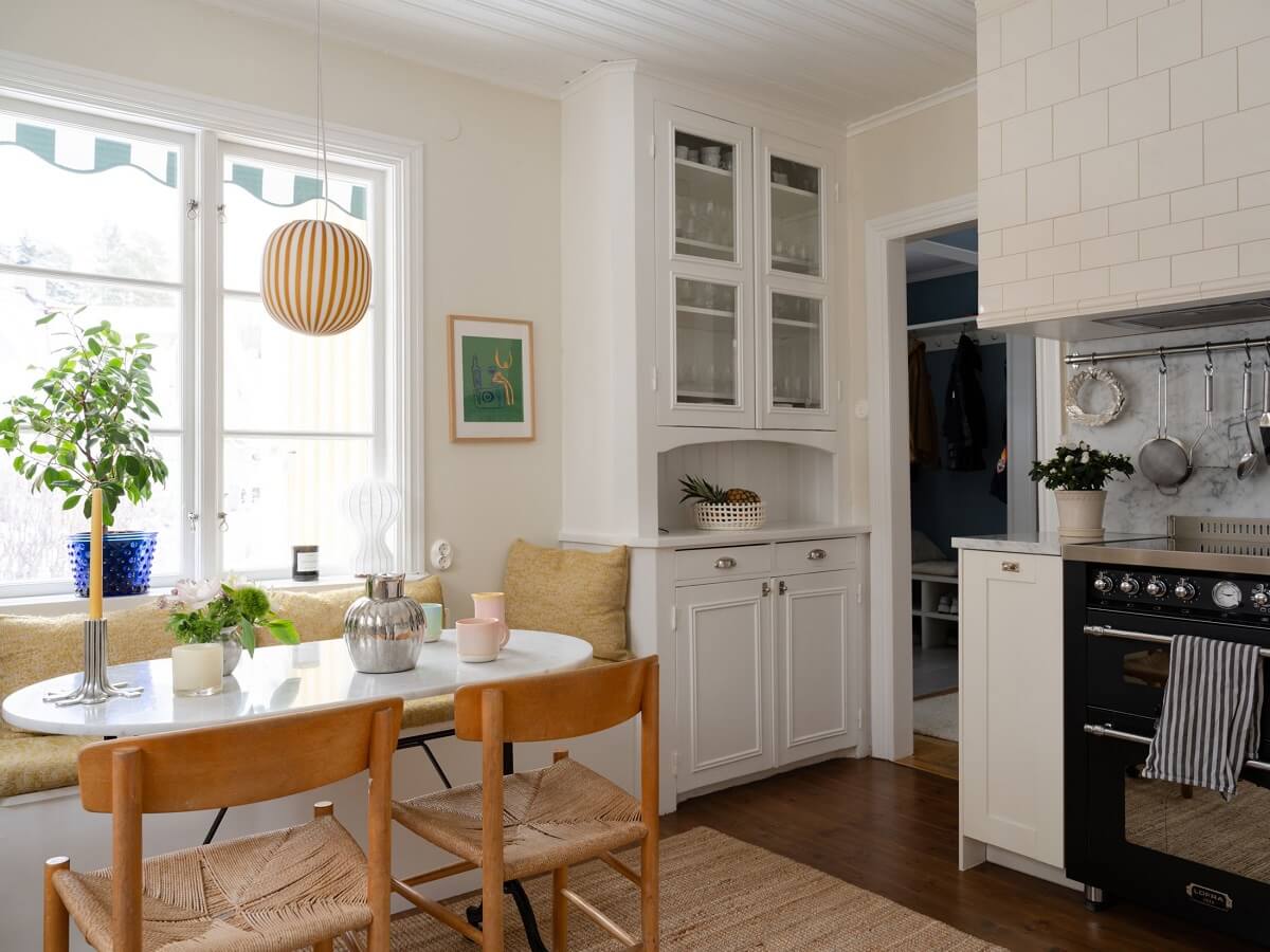 kitchen with breakfast table and bench seating nordroom