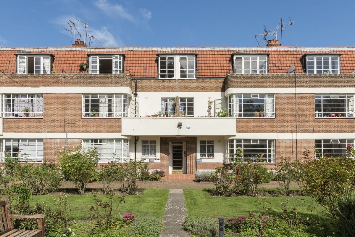 outdoor london home A Charming Apartment in an Art Deco Building in London