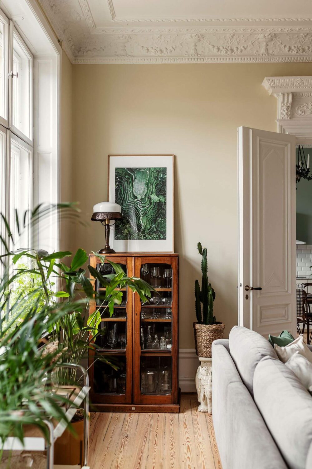 vintage-glass-cabinet-living-room-nordroom