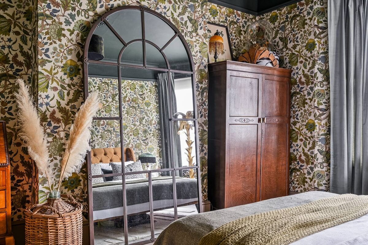 arched-mirror-botanical-wallpaper-bedroom-nordroom