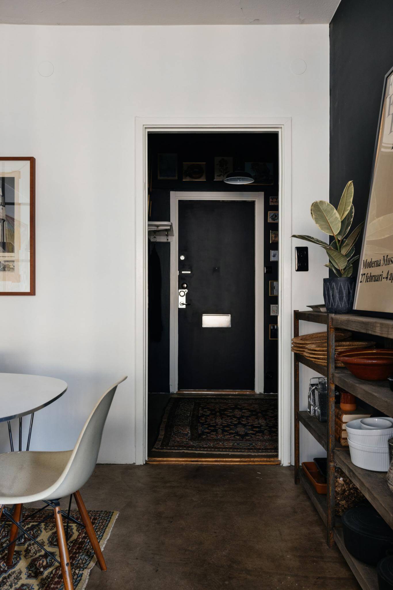 Snapshot of White Industrial Style City View Apartments With White Walls