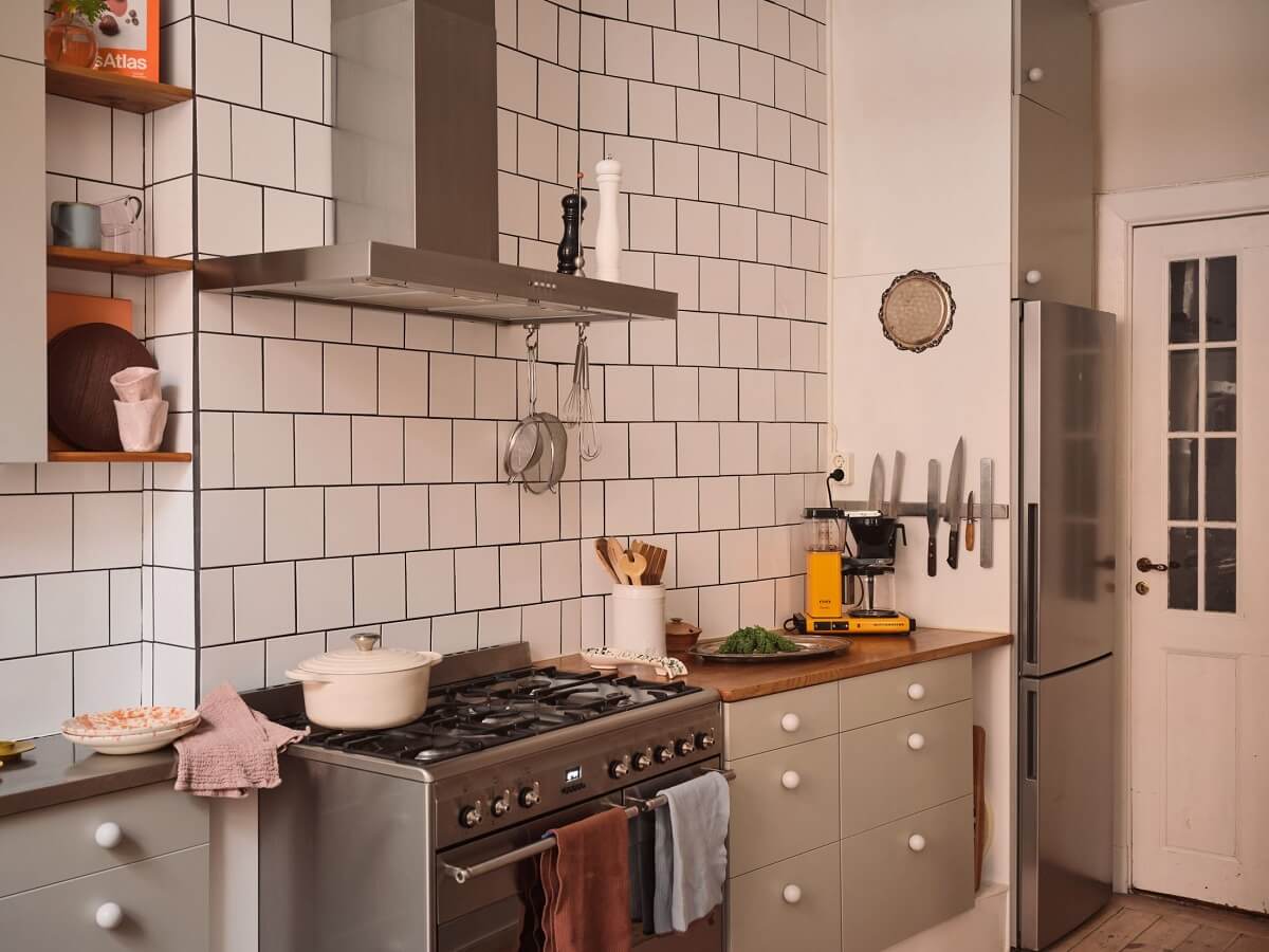 kitchen-light-gray-cabinets-white-tiles