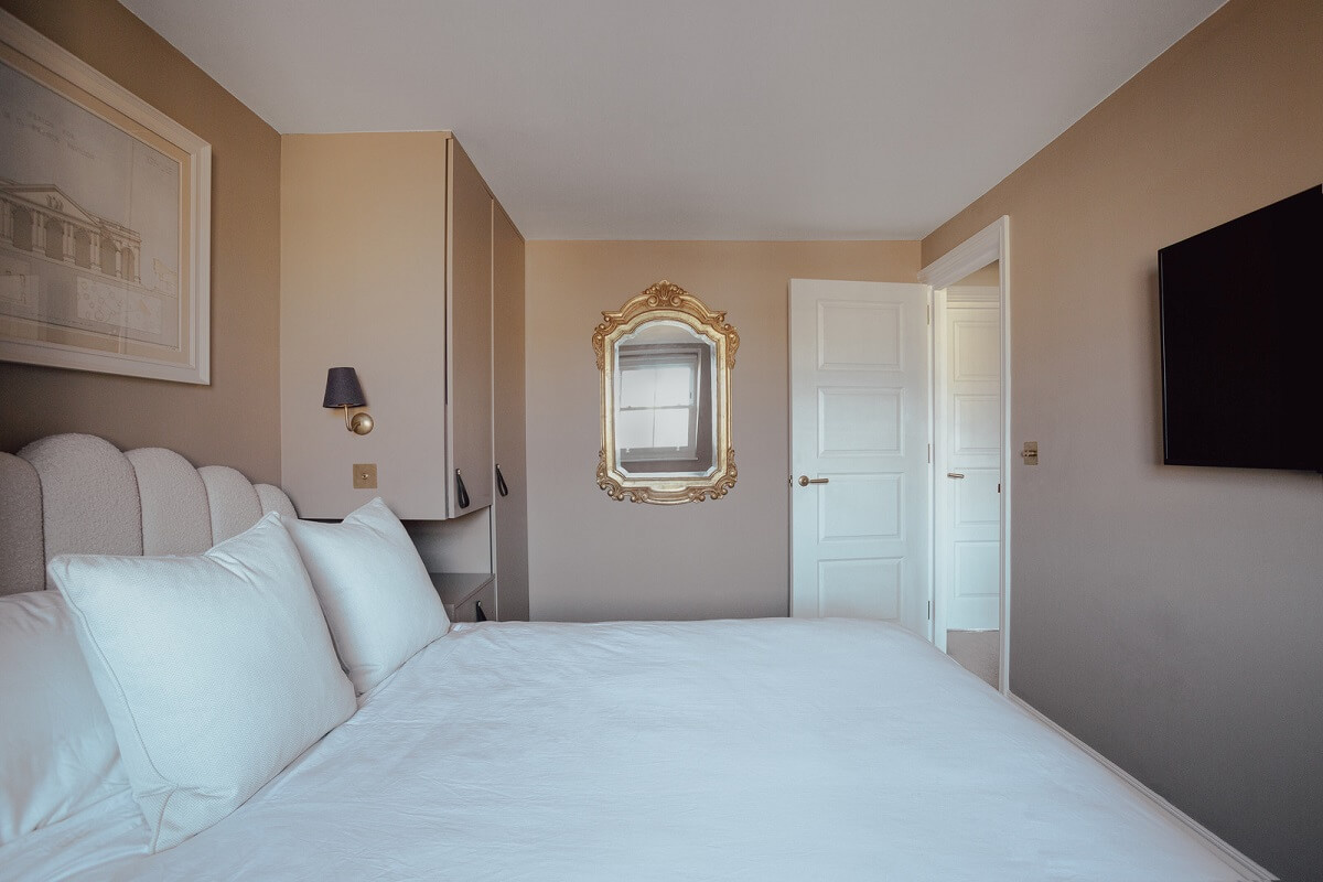 pink walls bedroom