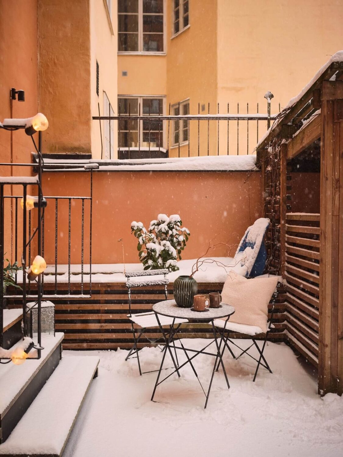 snowy-courtyard-terrace