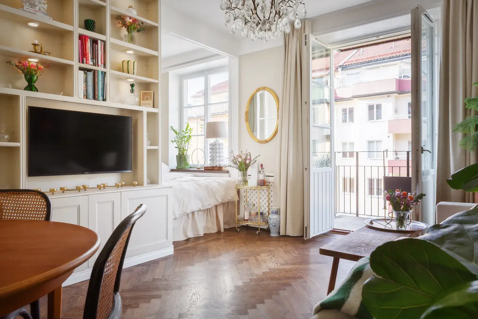 A Swedish Studio Apartment Decorated in a Classic Style