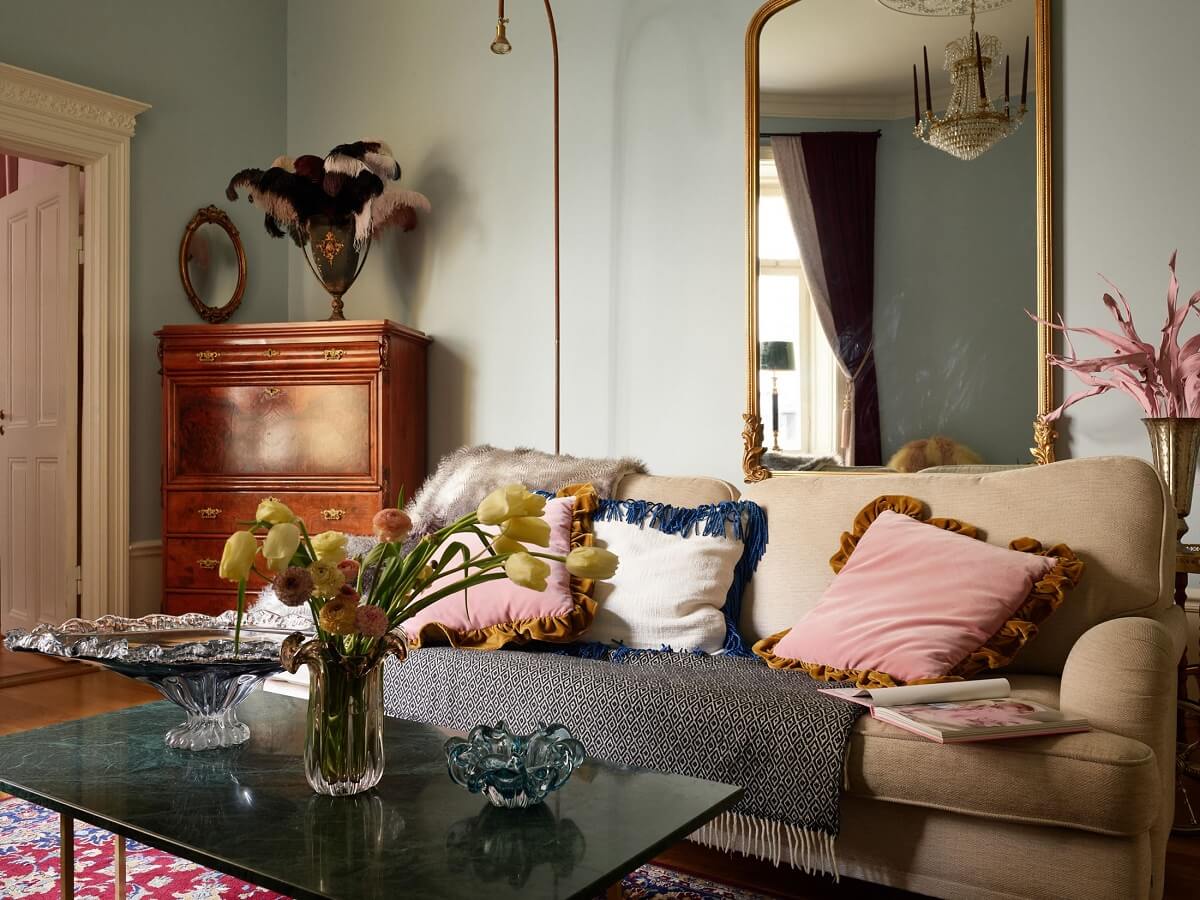 living-room-pastel-pink-walls-gilded-mirror-above-sofa-nordroom