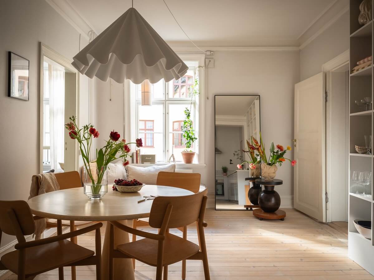 round dining table