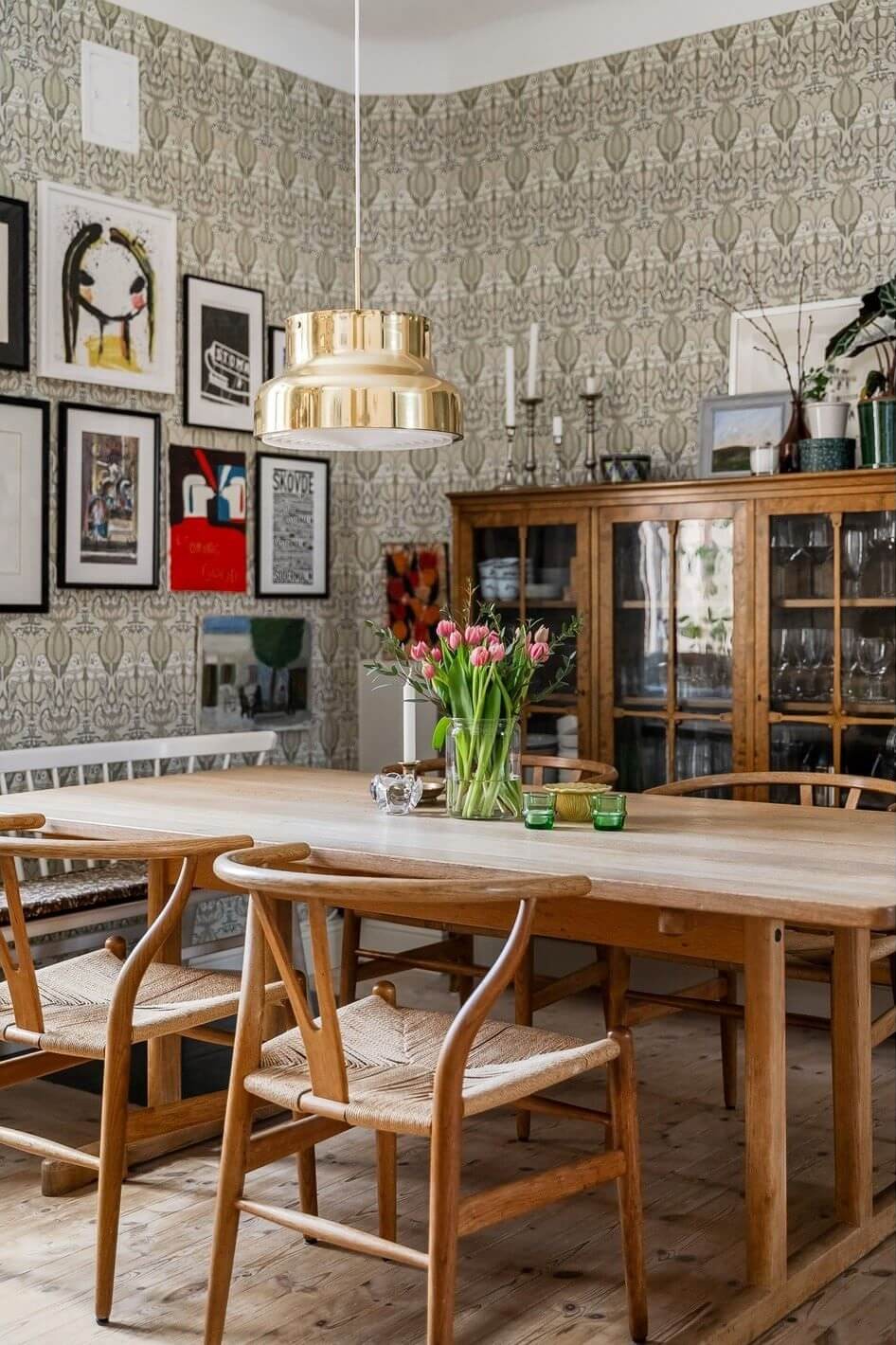 dining room with wallpaper