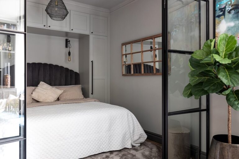 Photo inspiration: Picture Idea: A Gray Apartment With An Industrial Glass Bedroom