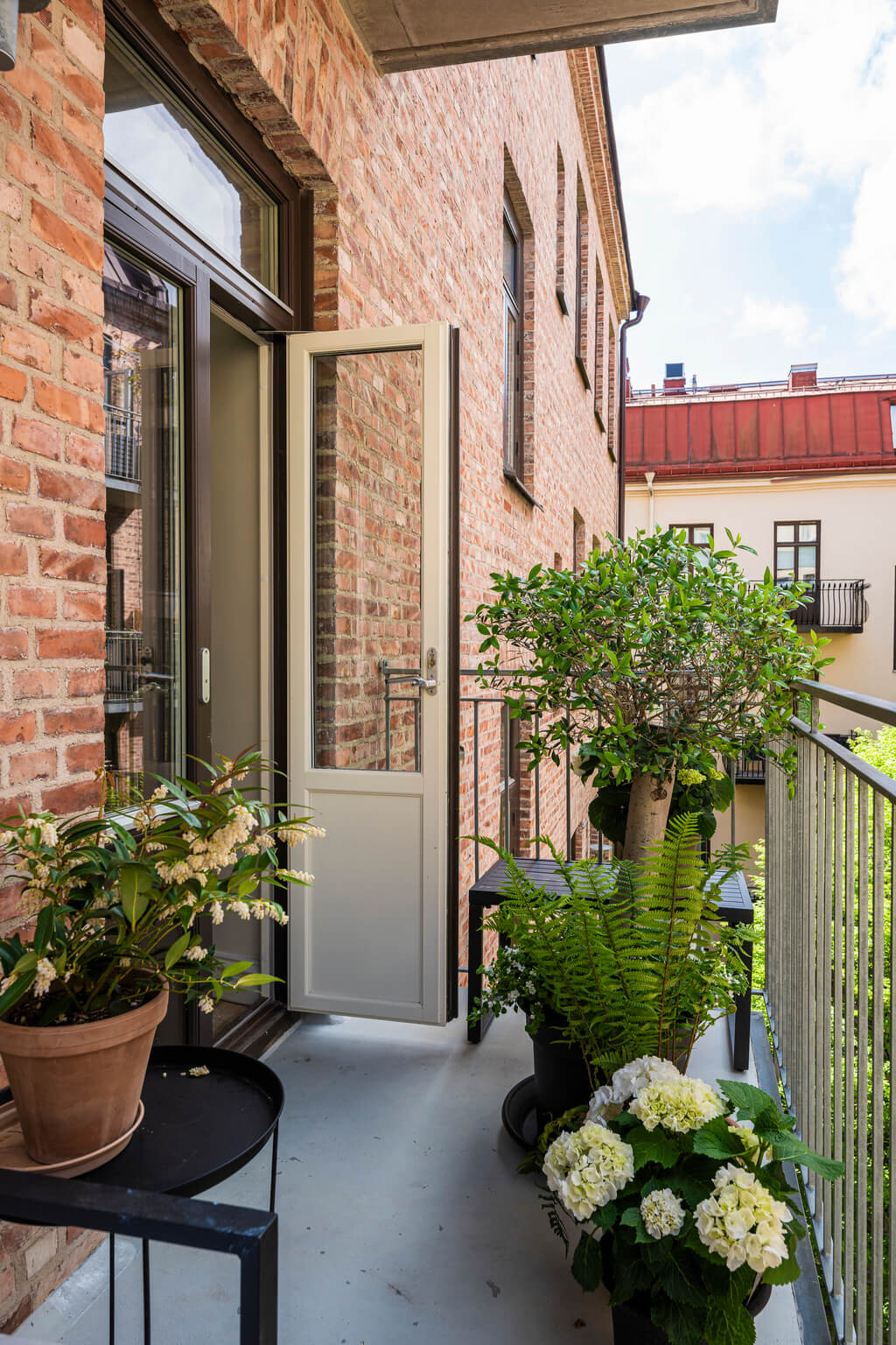Wallpaper and Historic Charm in a Swedish Apartment - The Nordroom