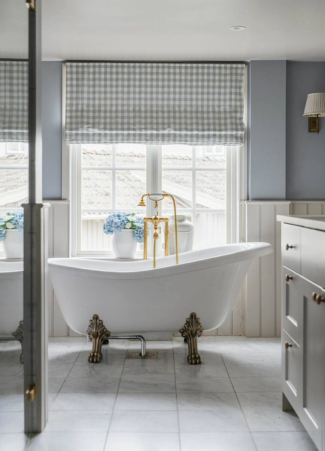 dfe6a150 e7d8 11ee 8bfe aff2ffa4f0bb A Classic and Luxurious Lakeside Home in Sweden