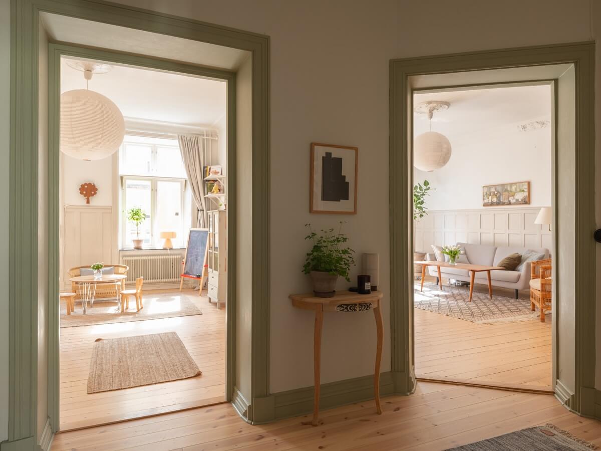 Light-Filled Rooms in a Historic Gothenburg Apartment 16 hallway with green joinery
