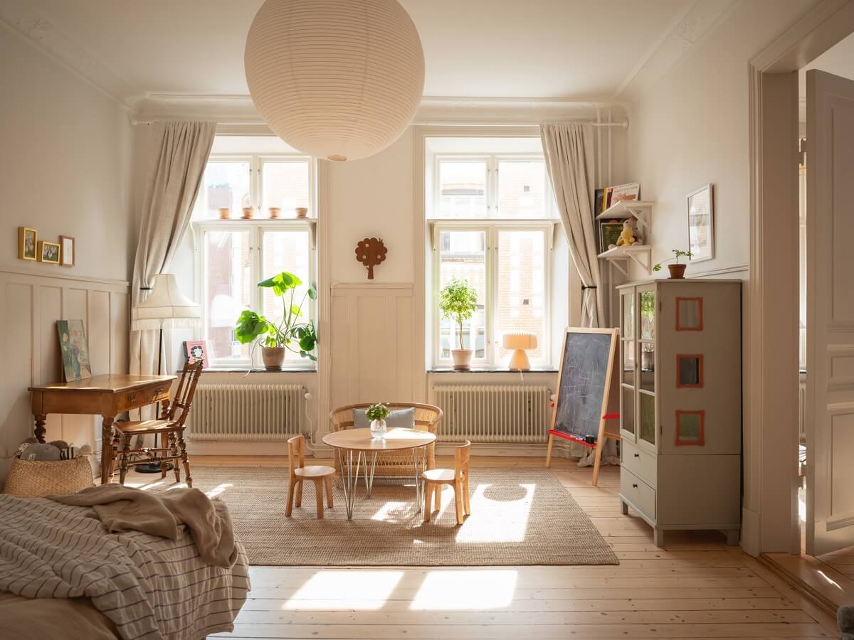 Light-Filled Rooms in a Historic Gothenburg Apartment 10 large children room with huge windows