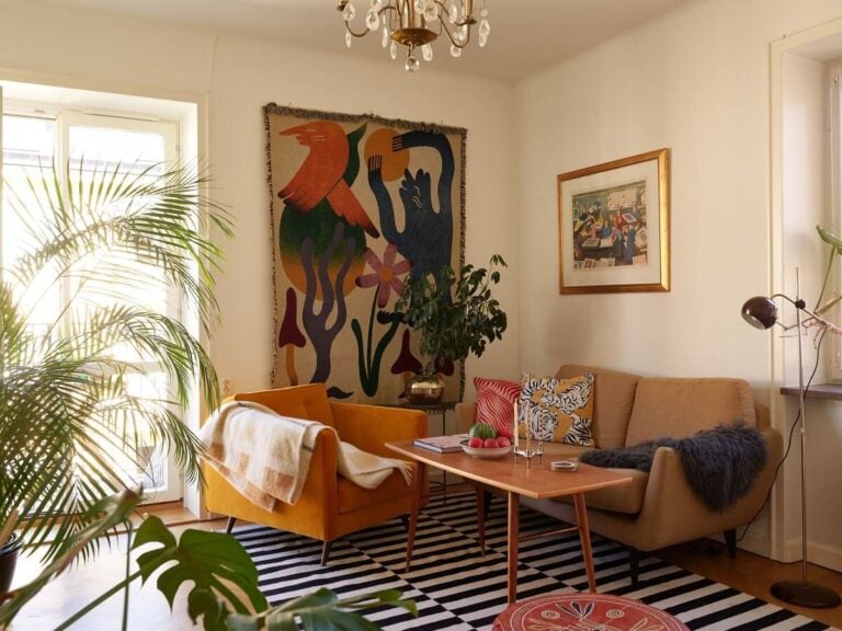 A Vintage Apartment with a Vibrant Blue Bedroom - The Nordroom