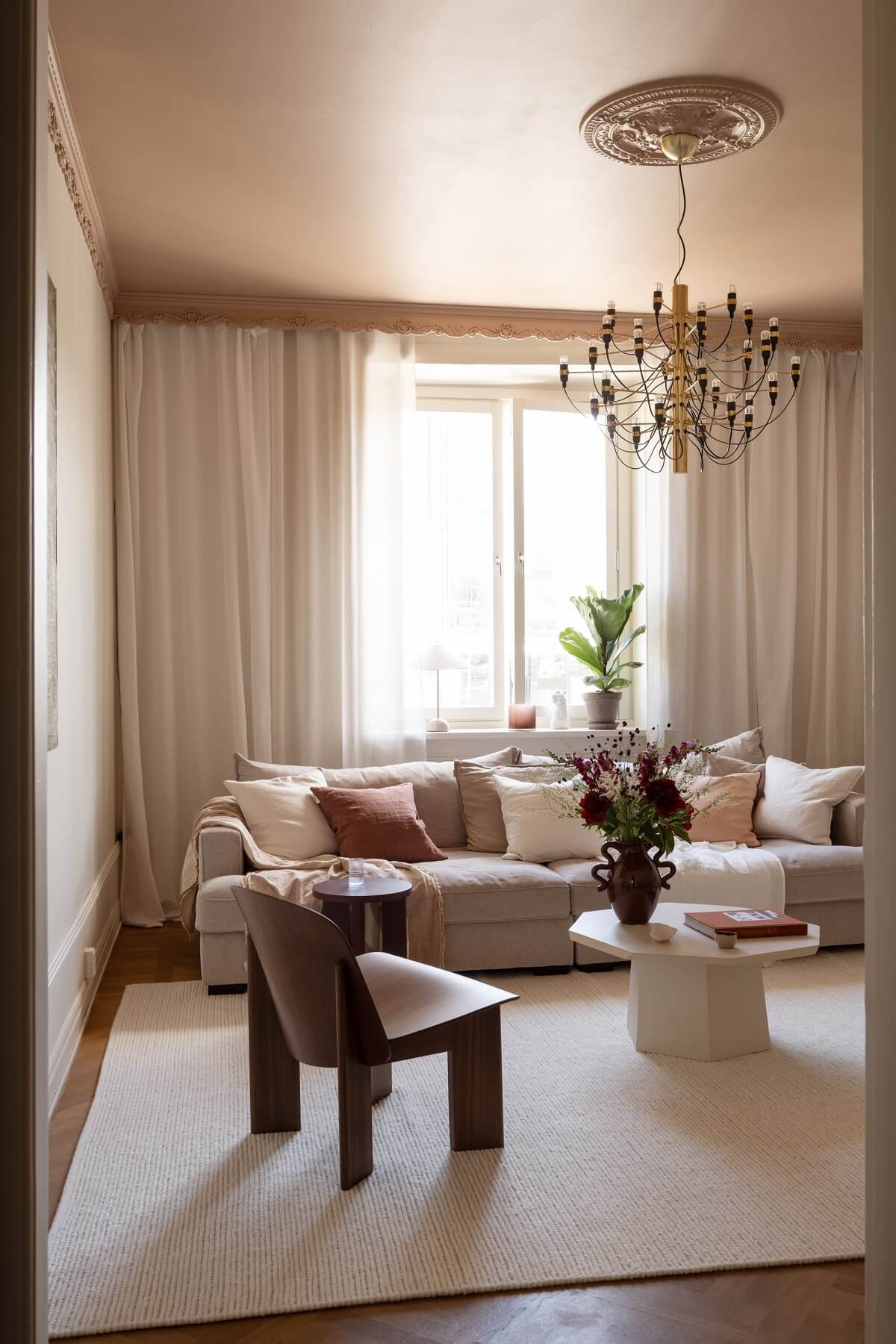 Curated visual reference: Picture Idea: Warm Colors And Painted Ceilings In A Swedish Apartment