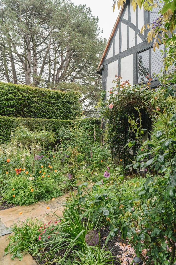 garden Alderden-Manor tudor house