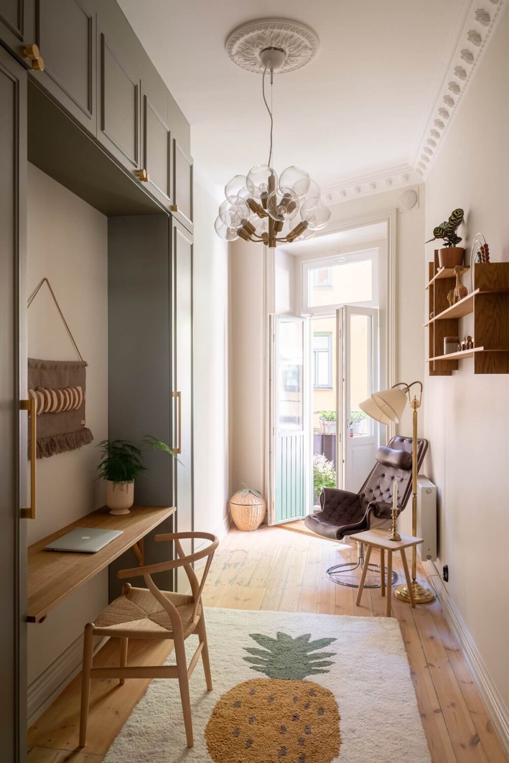 Um apartamento renovado da virada do século com dois quartos 19 home office Um apartamento reformado da virada do século com dois quartos