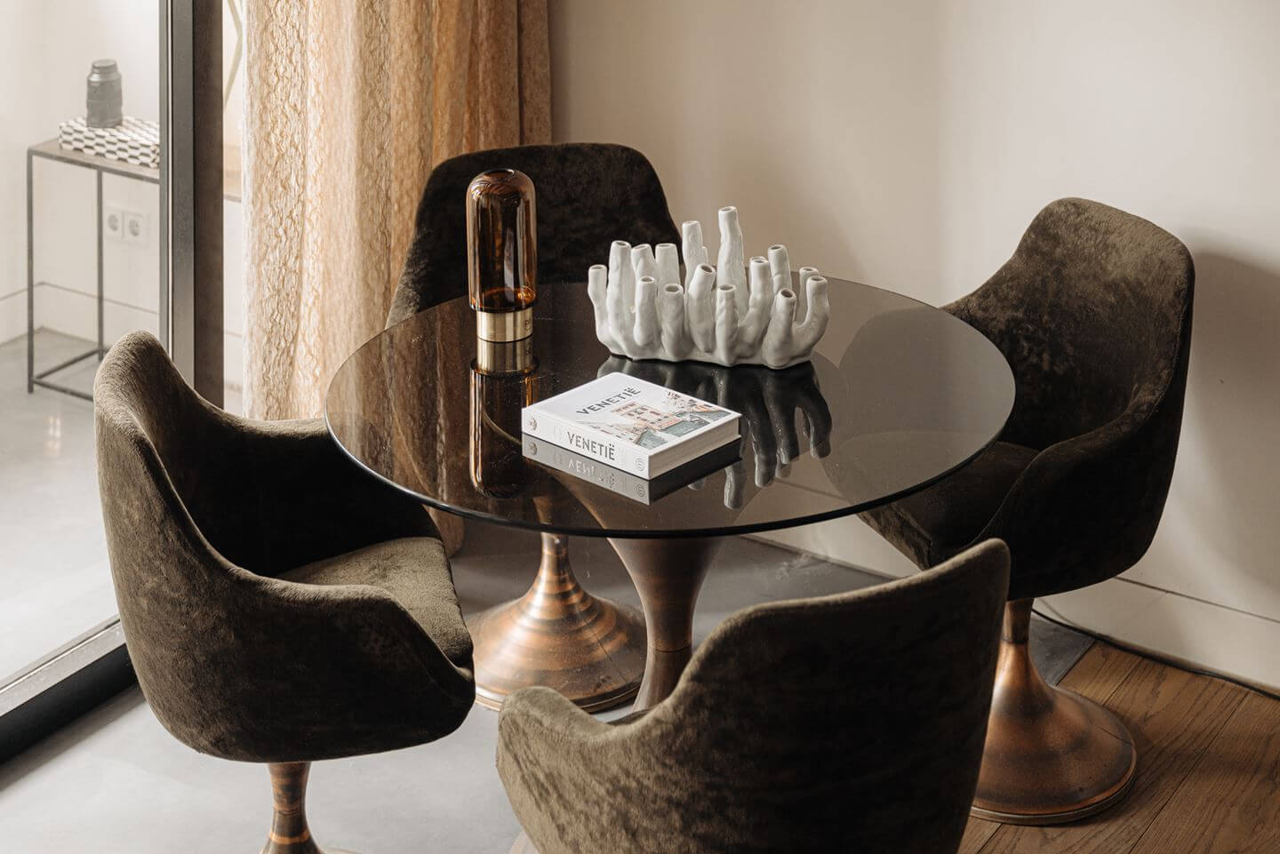 round dining table
