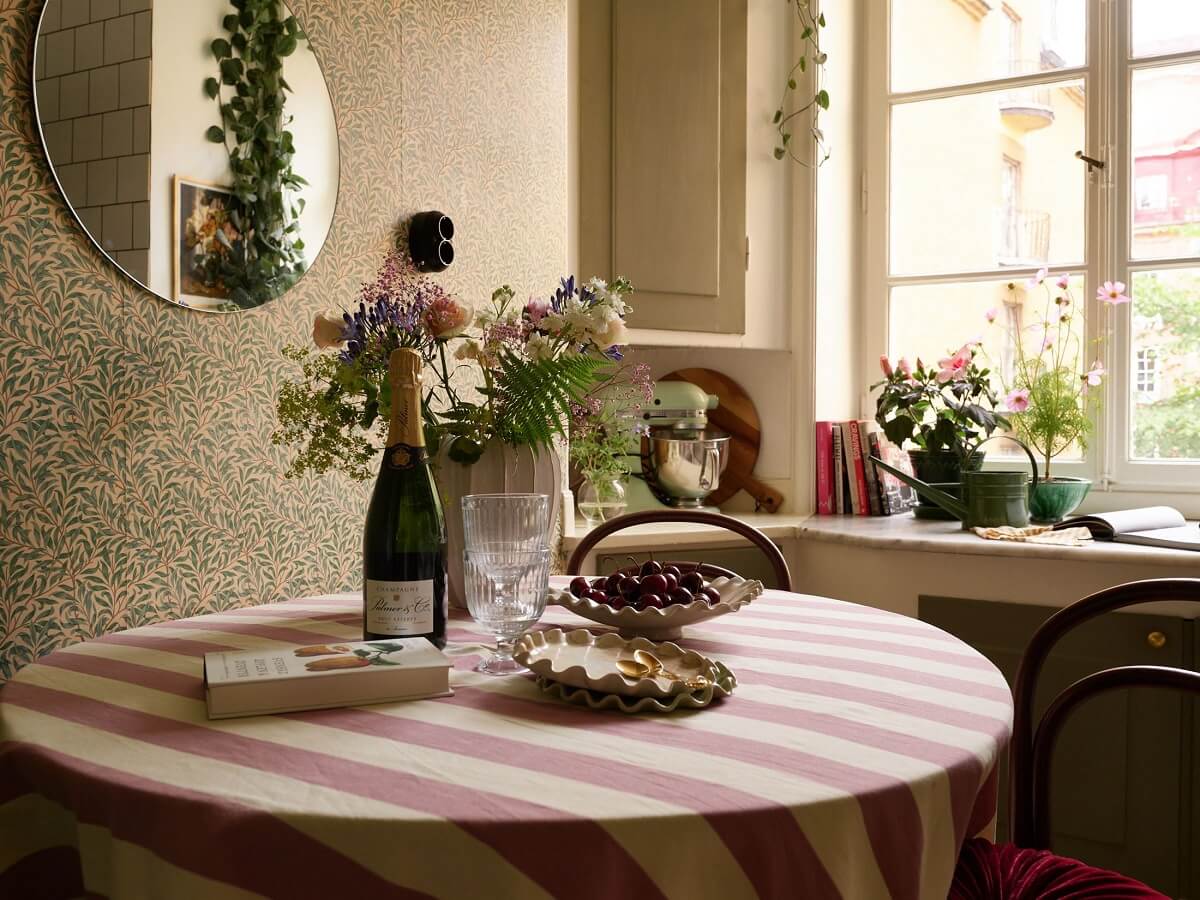 striped table cloth