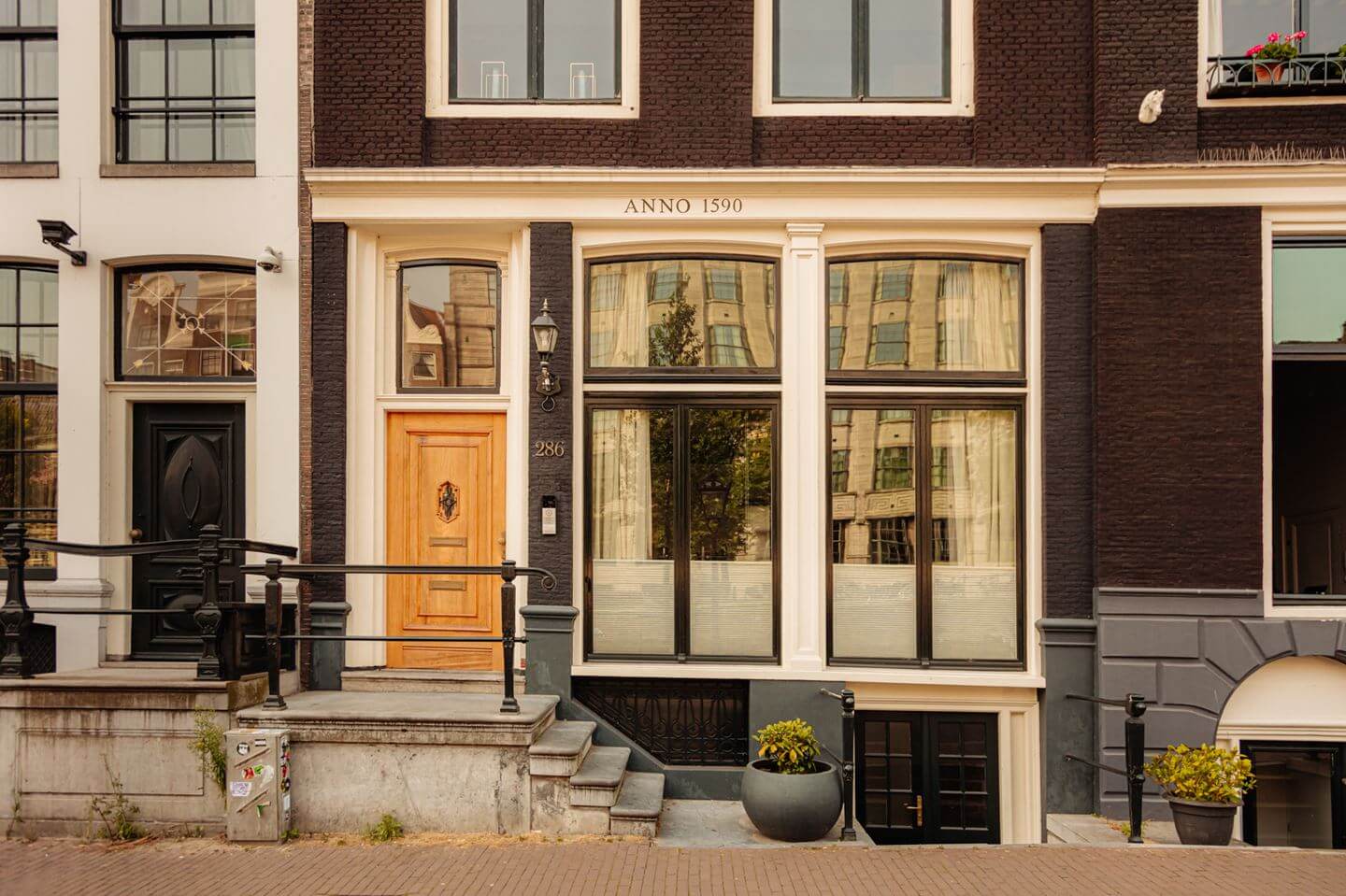 entry canal house amsterdam
