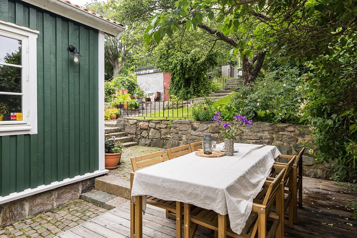 garden dining space