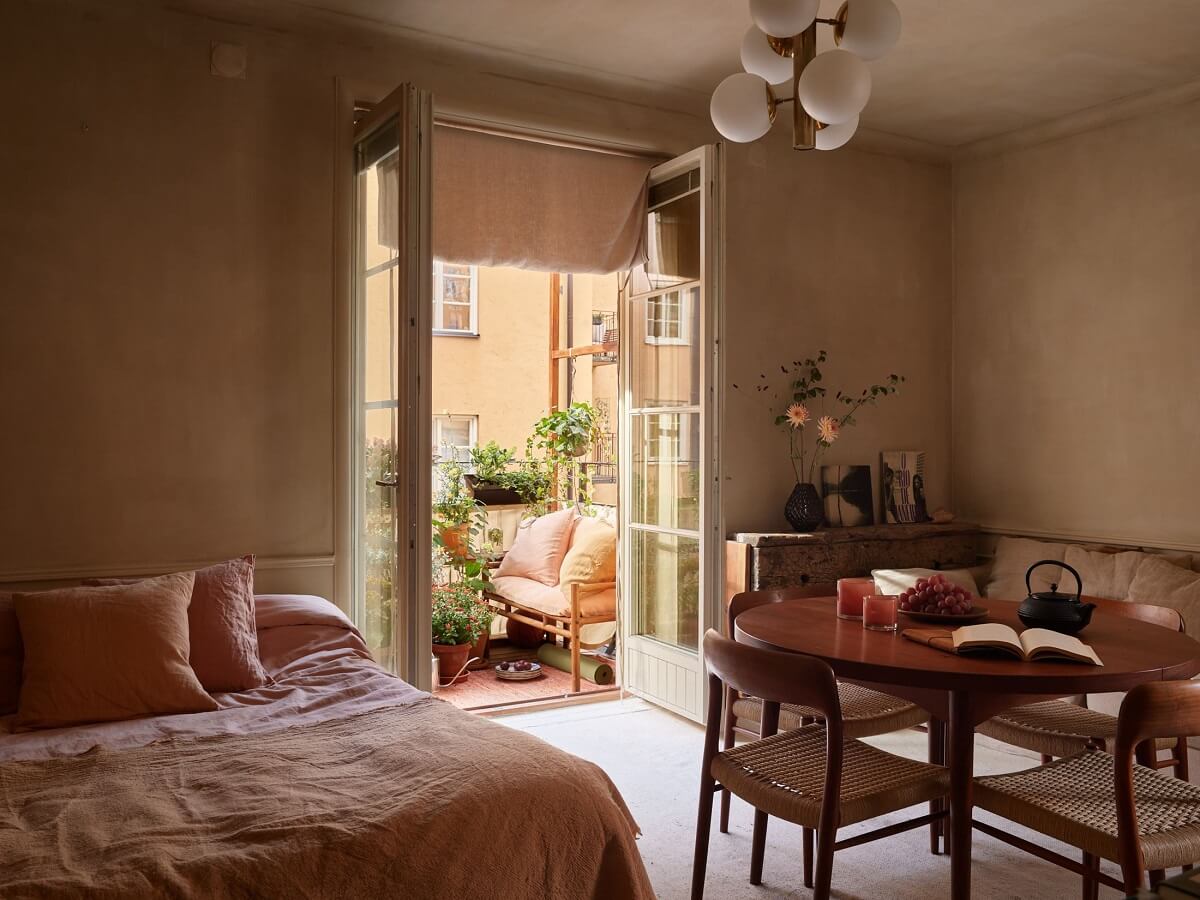 plaster walls studio apartment with round table in the center