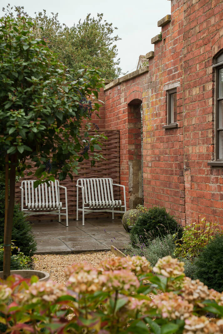 a0OP6000003OadQMAS N52 webres Contemporary Light Interiors in a 19th-Century English Cottage