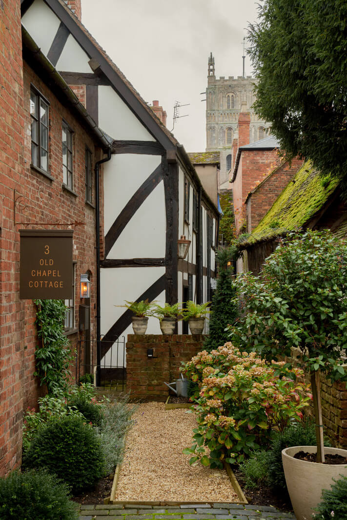 a0OP6000003OadQMAS N58 webres Contemporary Light Interiors in a 19th-Century English Cottage