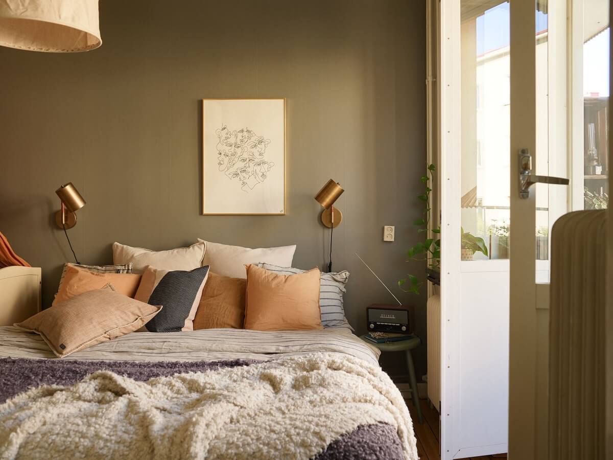 gray bedroomwith balcony