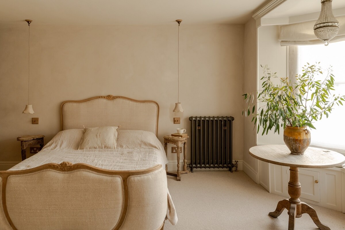maste bedroom antique bed and bay window