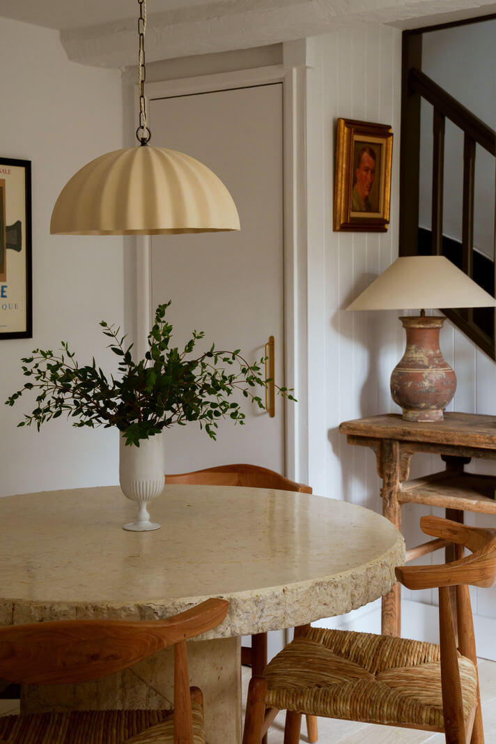 round dining table