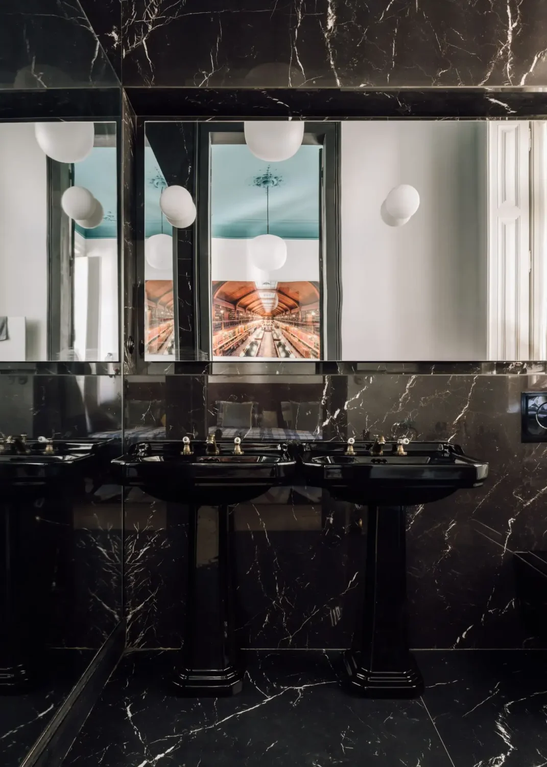 A Luxurious Three-Bedroom Apartment in Lisbon 16 FantasticFrankBraancampLTA0252 she4rp A Luxurious Three-Bedroom Apartment in Lisbon